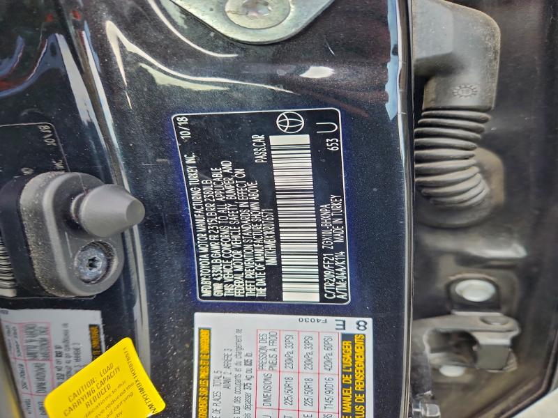 Фото 12 - TOYOTA C-HR