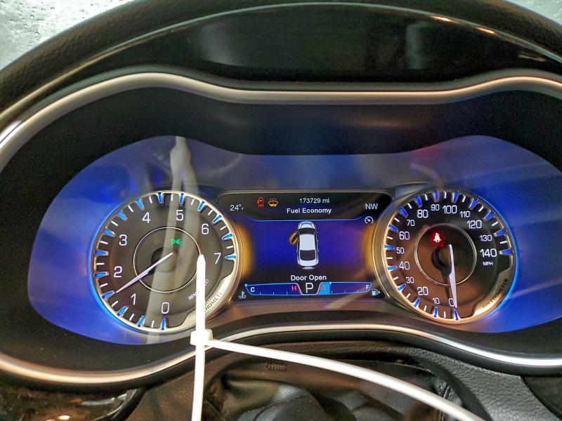 Фото 9 - CHRYSLER 200