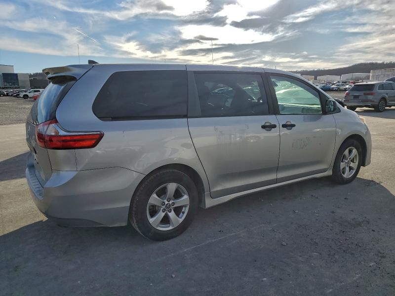 Фото 3 - TOYOTA SIENNA