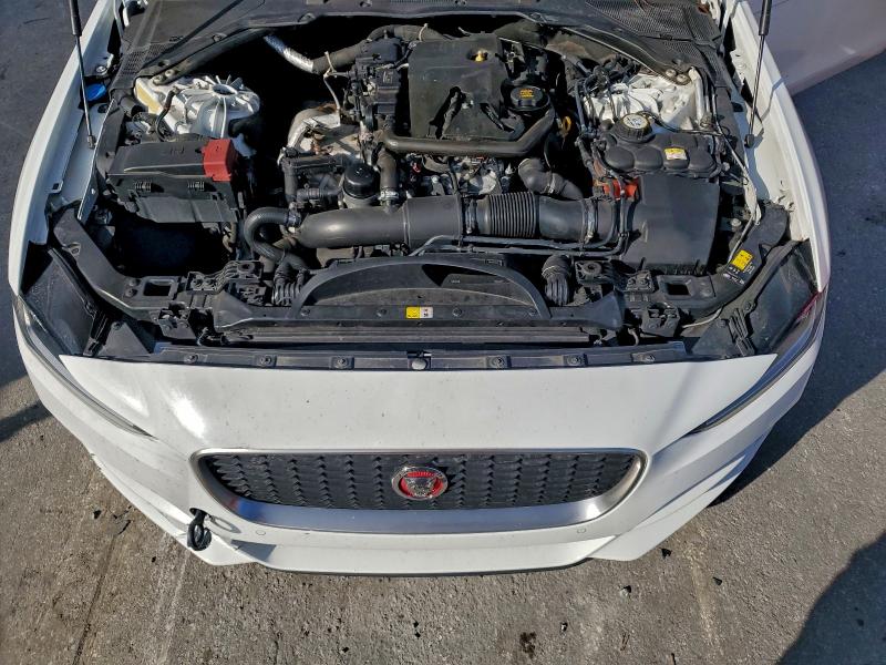 Фото 11 - JAGUAR XE