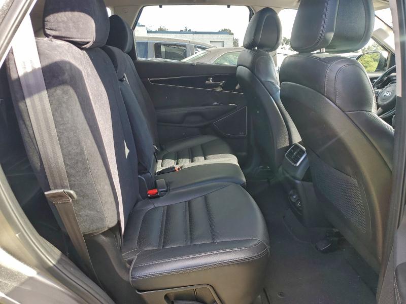 Фото 11 - KIA SORENTO