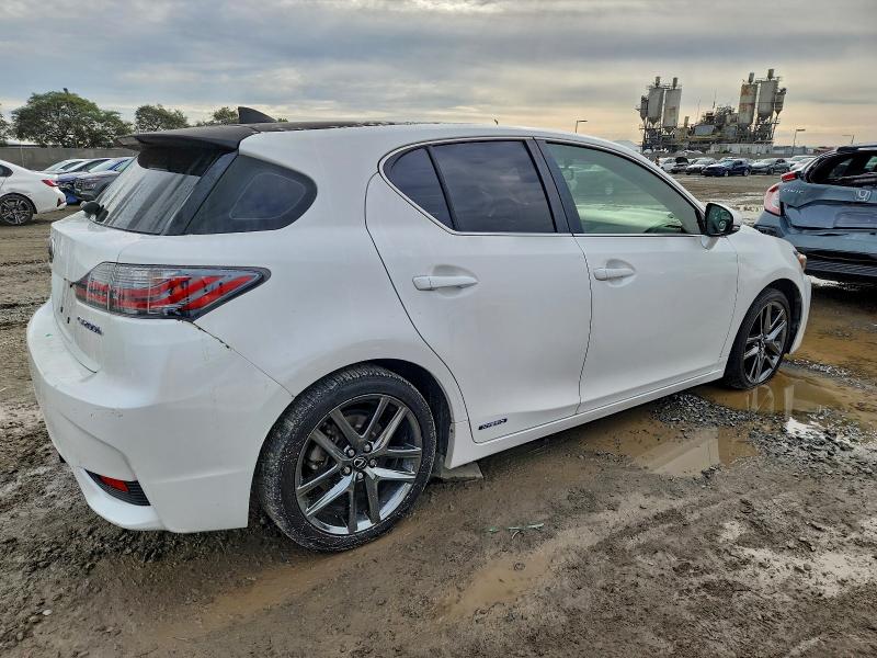 Фото 3 - LEXUS CT 200