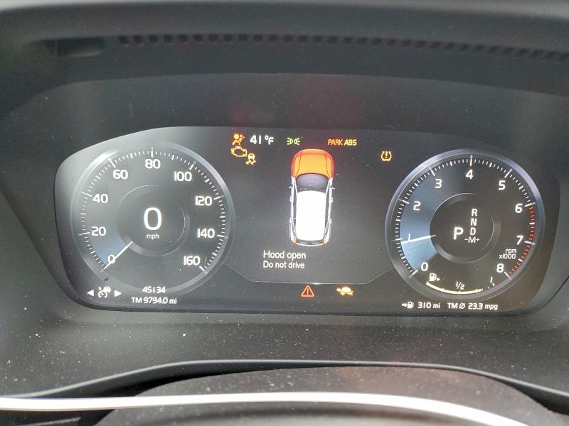 Фото 9 - VOLVO XC40