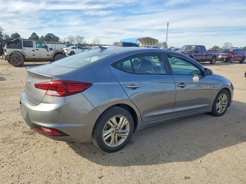 Фото 3 - HYUNDAI ELANTRA