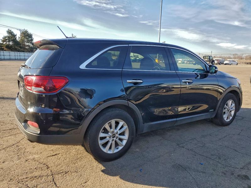 Фото 3 - KIA SORENTO