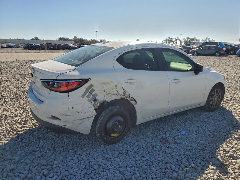 Фото 3 - TOYOTA YARIS