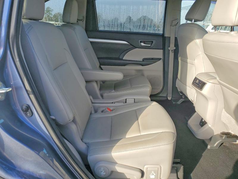 Фото 11 - TOYOTA HIGHLANDER