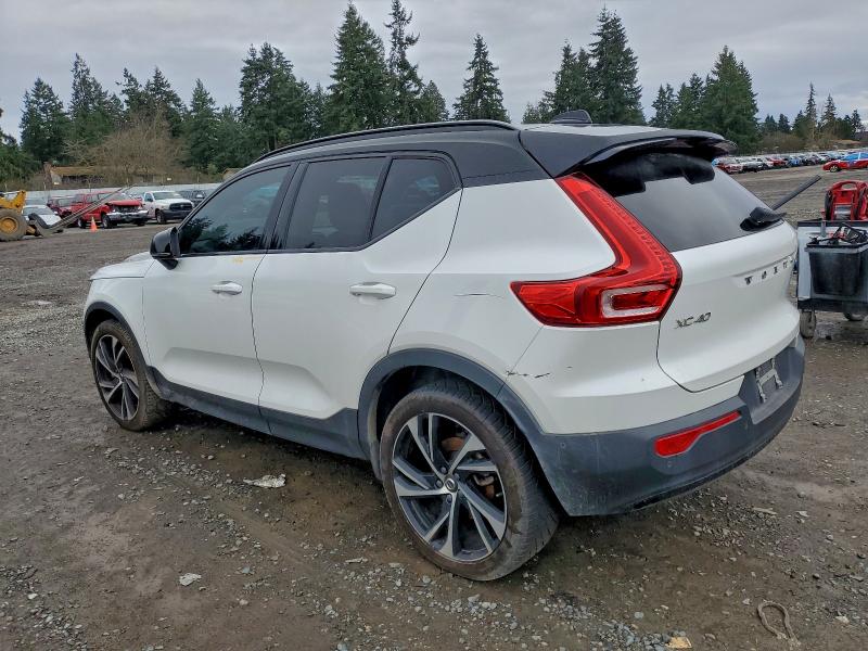 Фото 2 - VOLVO XC40