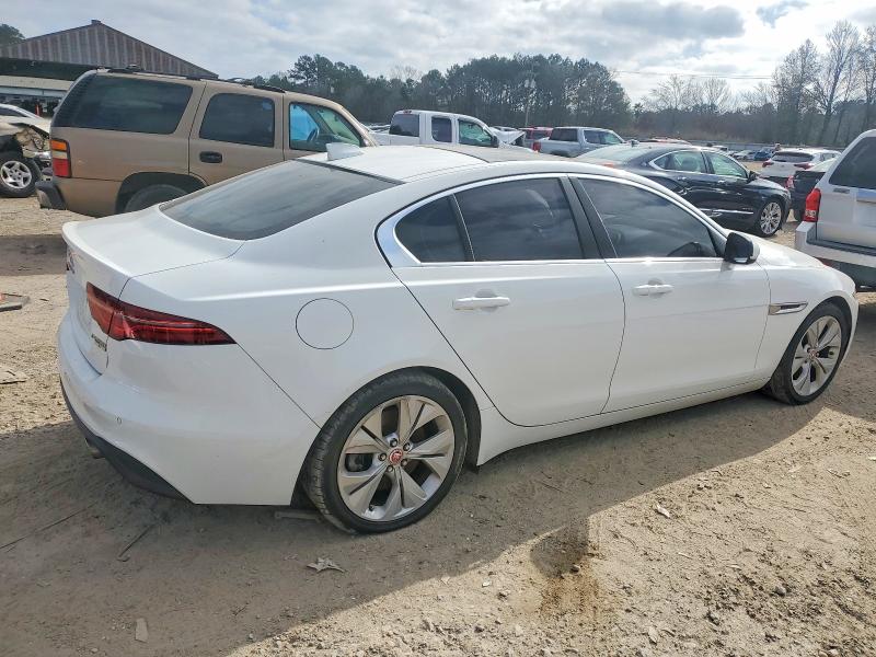 Фото 3 - JAGUAR XE