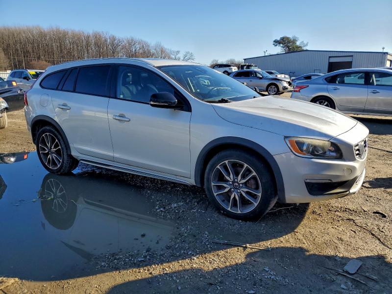 VOLVO V60 2015 VIN YV4612HK5F1001590