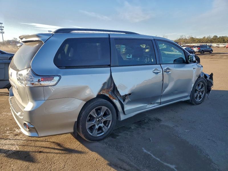 Фото 3 - TOYOTA SIENNA