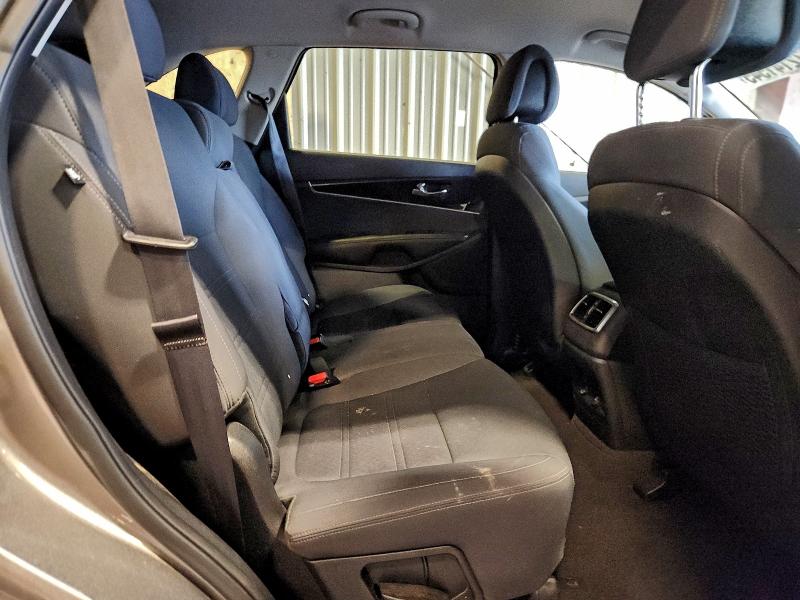 Фото 10 - KIA SORENTO