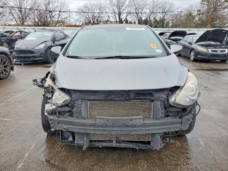 Фото 5 - HYUNDAI ELANTRA