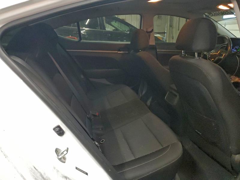 Фото 10 - HYUNDAI ELANTRA