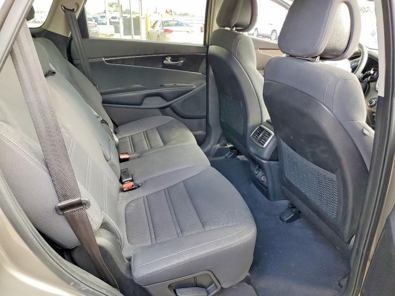 Фото 11 - KIA SORENTO