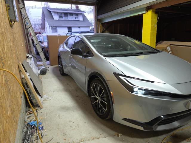 Фото 1 - TOYOTA PRIUS