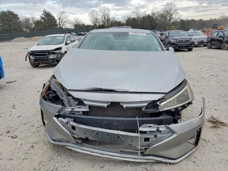 Фото 5 - HYUNDAI ELANTRA