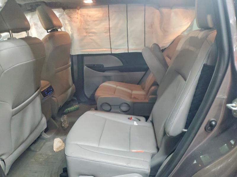 Фото 11 - TOYOTA HIGHLANDER