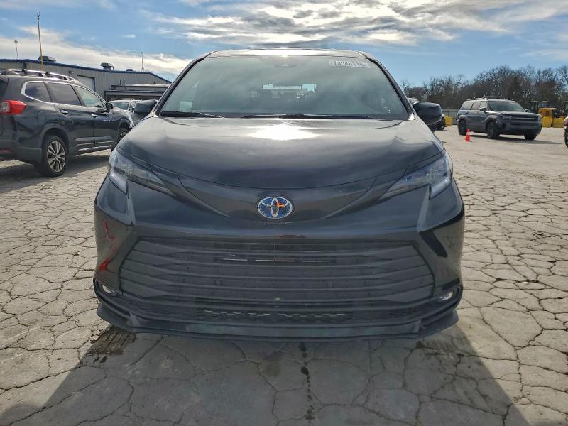 Фото 5 - TOYOTA SIENNA