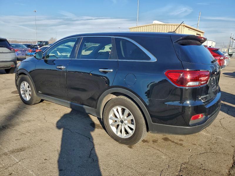 Фото 2 - KIA SORENTO