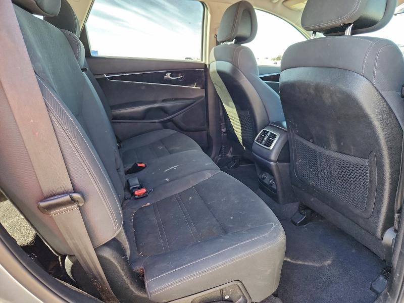 Фото 11 - KIA SORENTO