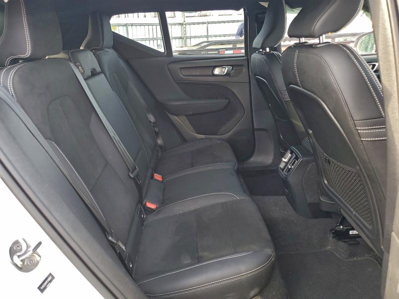 Фото 11 - VOLVO XC40