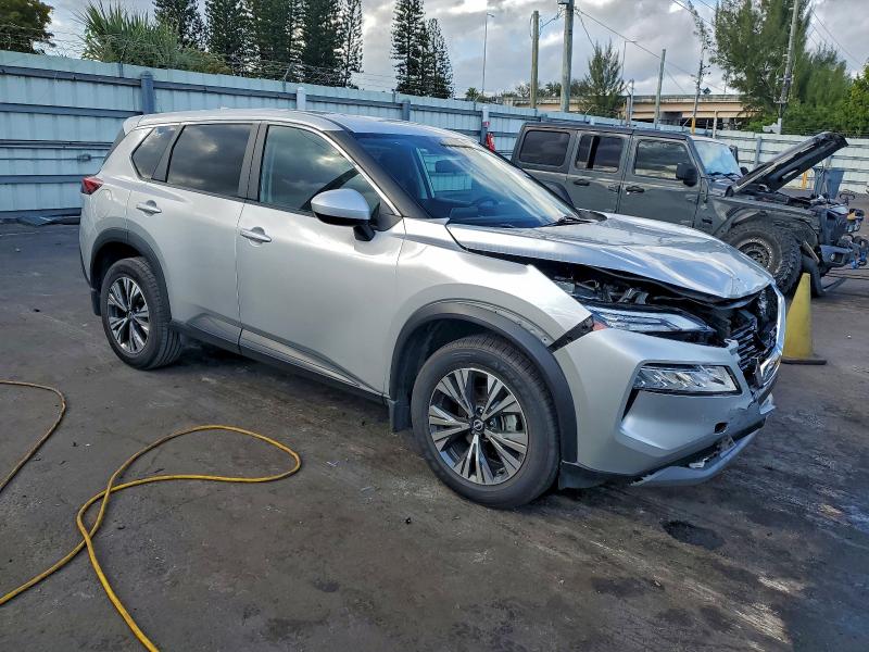 Фото 4 - NISSAN ROGUE