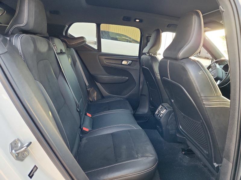 Фото 11 - VOLVO XC40