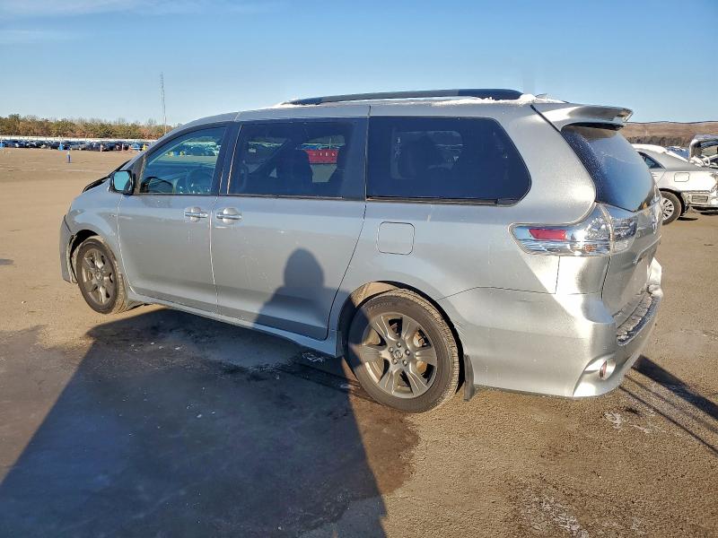 Фото 2 - TOYOTA SIENNA