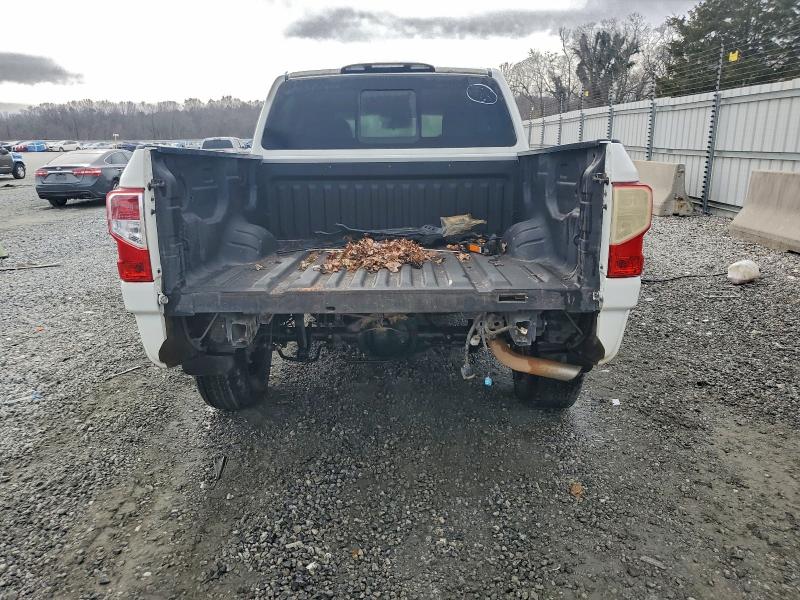 Фото 6 - NISSAN TITAN