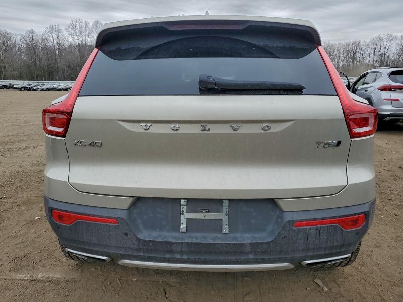 Фото 6 - VOLVO XC40