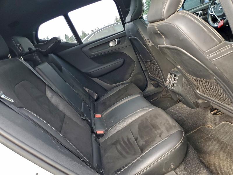 Фото 11 - VOLVO XC40