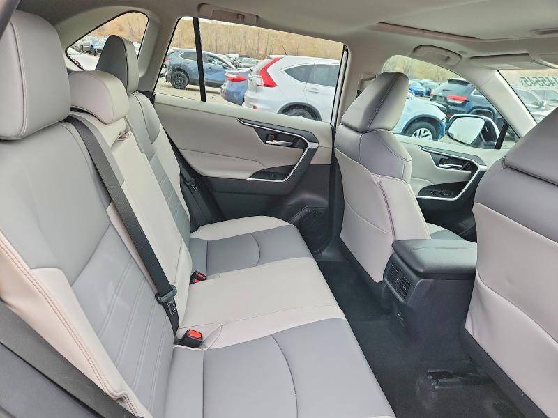 Фото 11 - TOYOTA RAV4