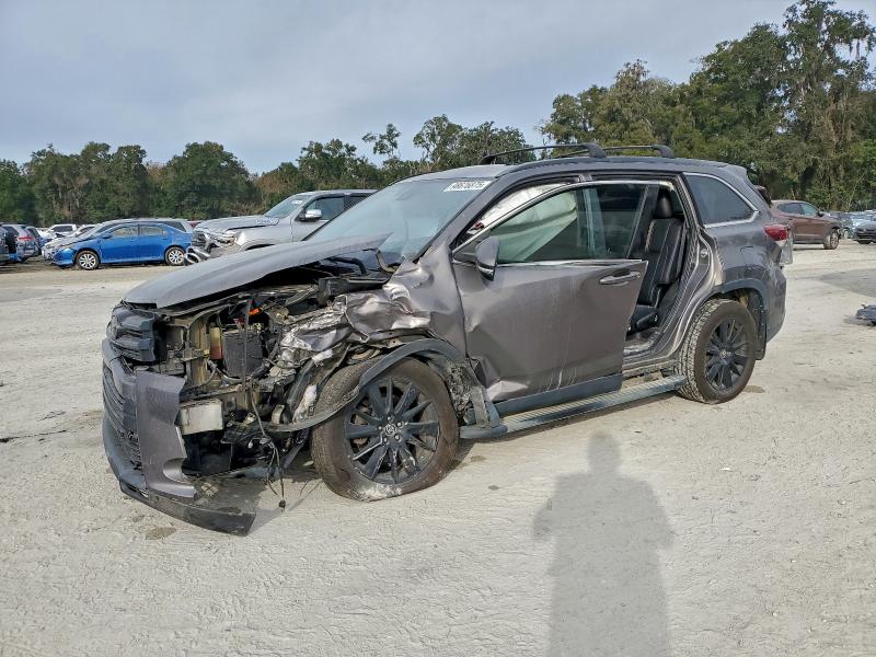 Фото 1 - TOYOTA HIGHLANDER