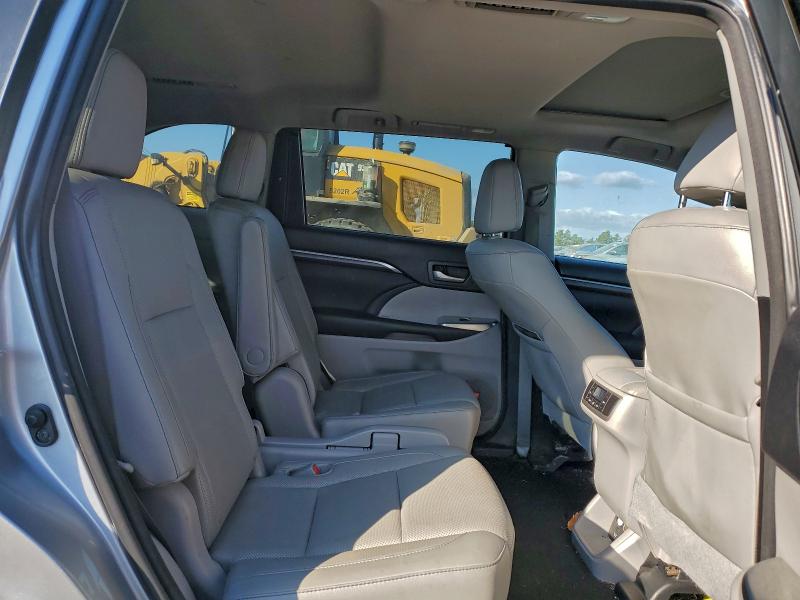 Фото 11 - TOYOTA HIGHLANDER