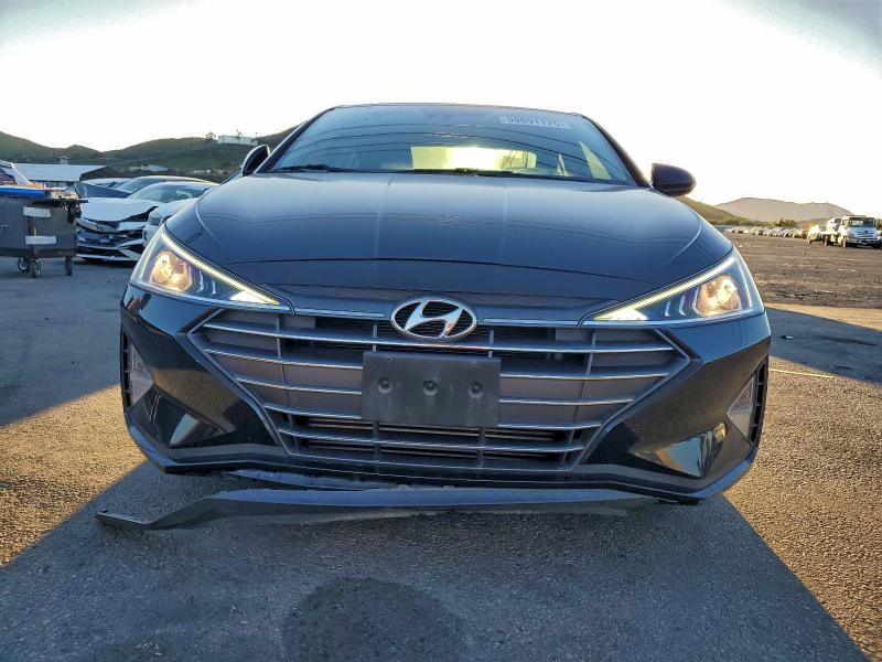 Фото 5 - HYUNDAI ELANTRA