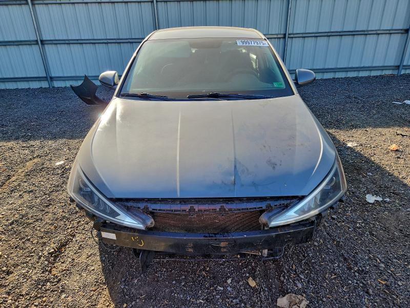 Фото 5 - HYUNDAI ELANTRA