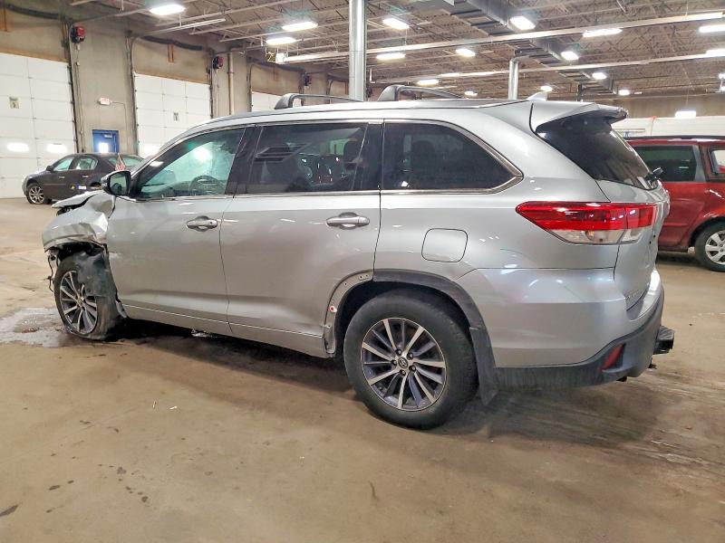 Фото 2 - TOYOTA HIGHLANDER