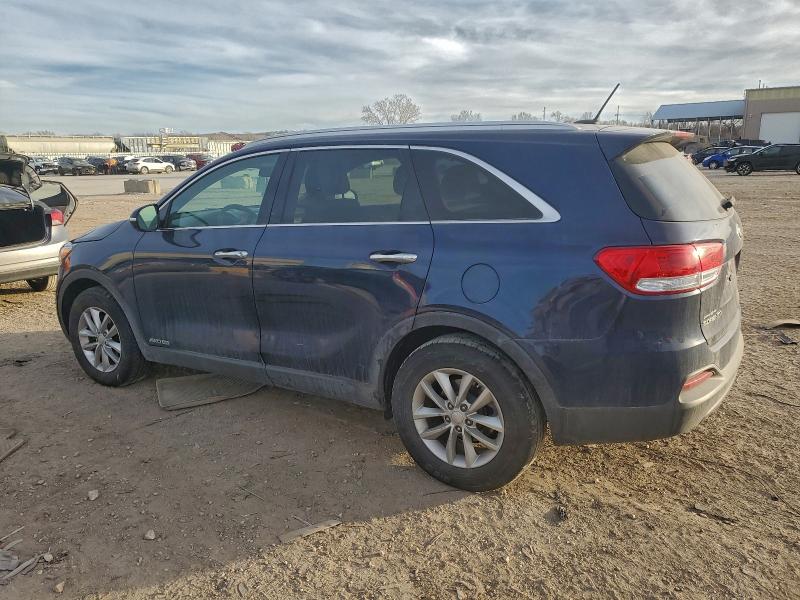 Фото 2 - KIA SORENTO