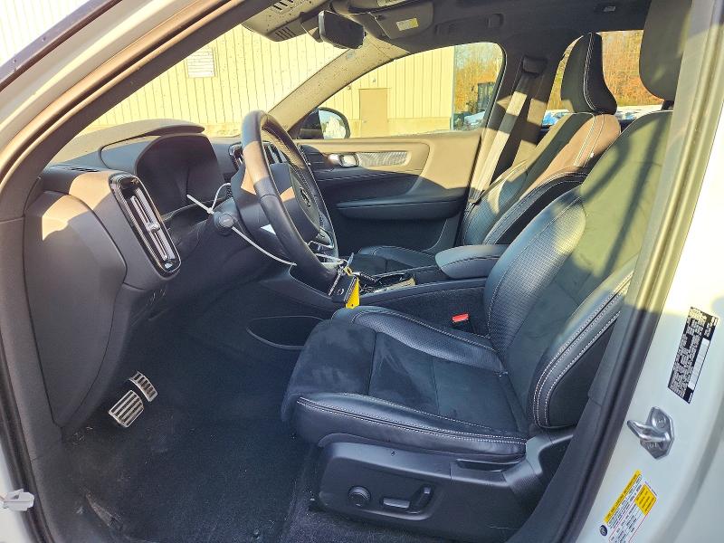 Фото 7 - VOLVO XC40