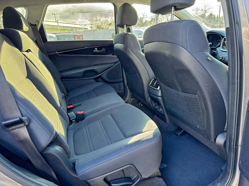 Фото 10 - KIA SORENTO