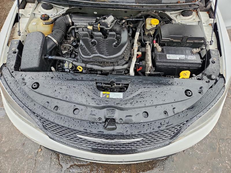 Фото 11 - CHRYSLER 200