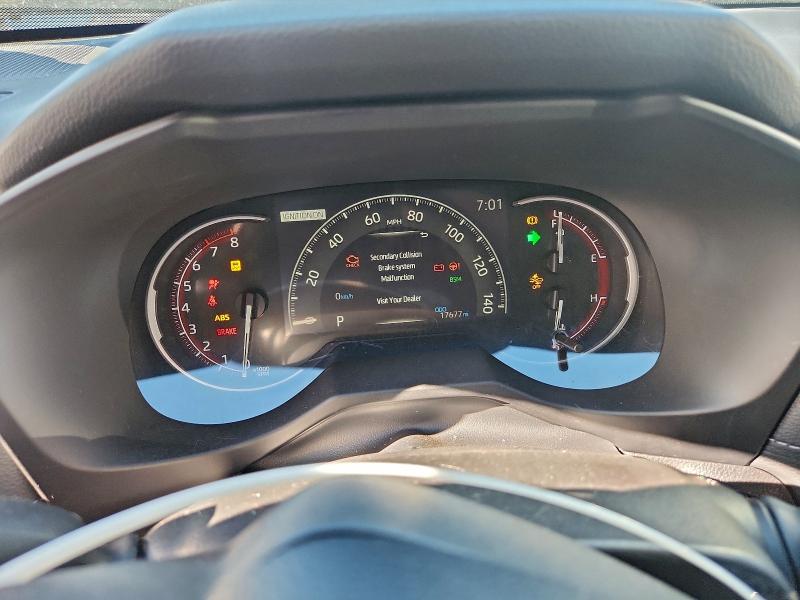 Фото 9 - TOYOTA RAV4