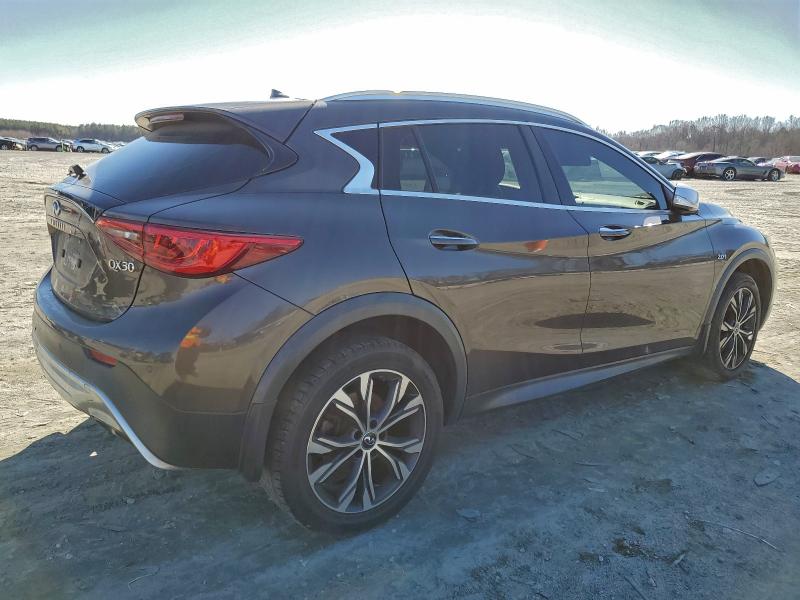 Фото 3 - INFINITI QX30