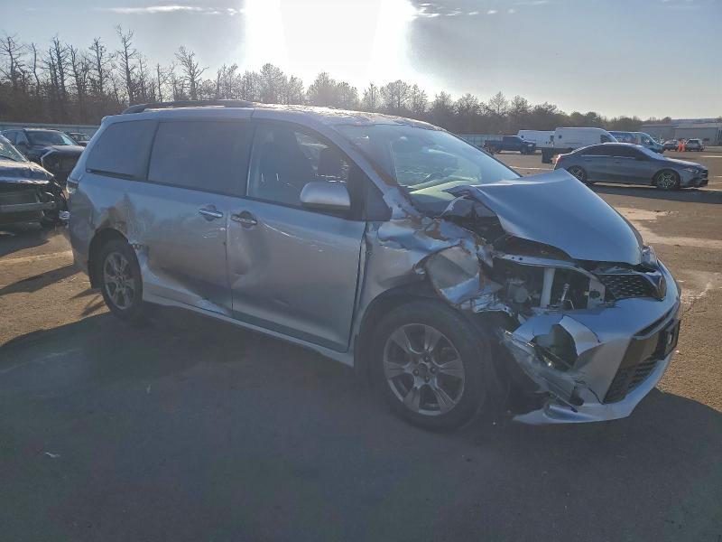 Фото 4 - TOYOTA SIENNA