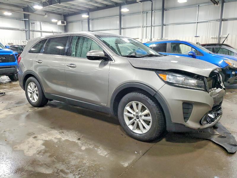Фото 4 - KIA SORENTO