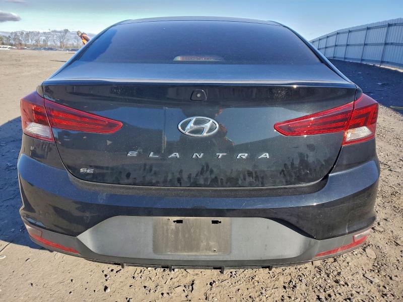 Фото 6 - HYUNDAI ELANTRA