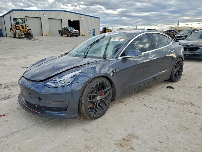 Фото 1 - TESLA MODEL 3