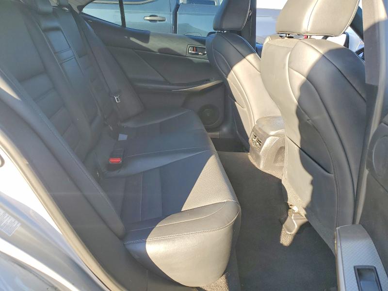 Фото 10 - LEXUS IS