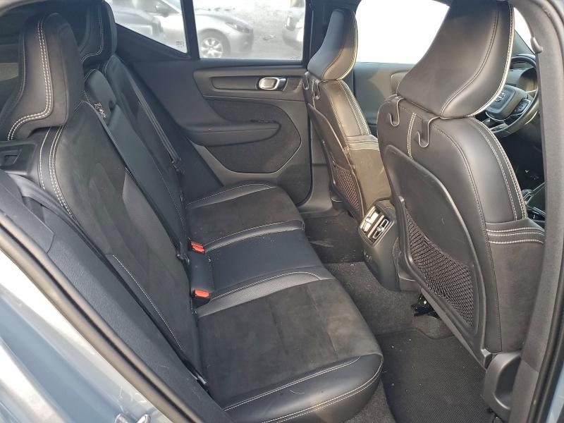 Фото 10 - VOLVO XC40